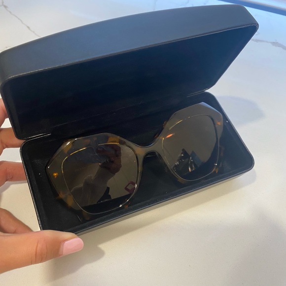 Prada women’s polarized sunglasses with case - Picture 6 of 6